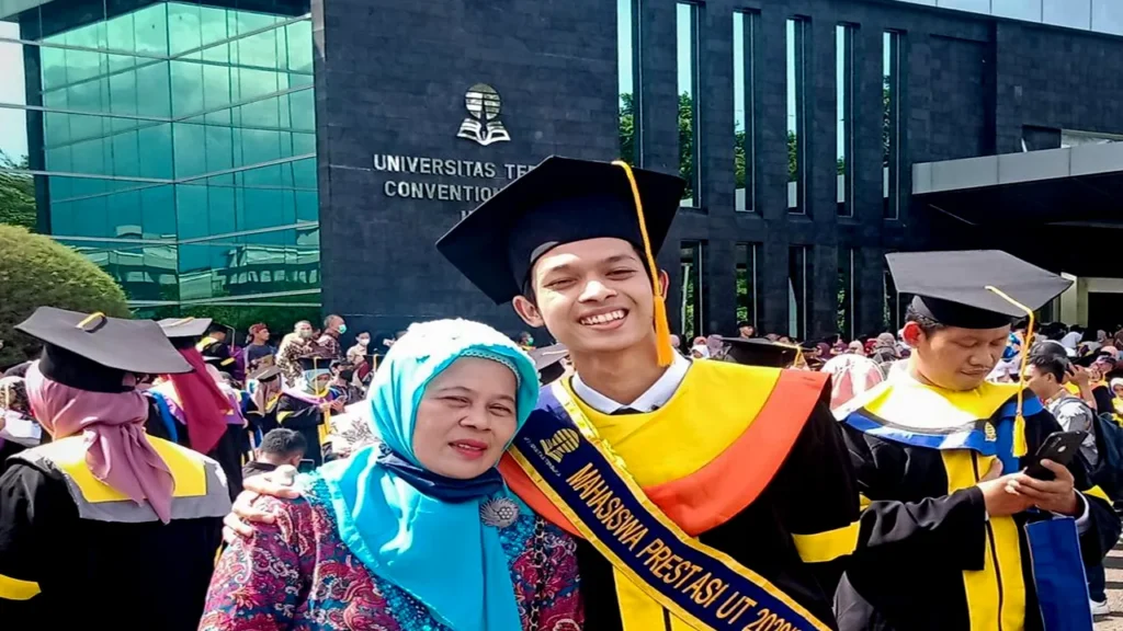 Alfin Anak Pemulung yang Sukses Meniti Jalan Kuliah hingga S2 dengan Beasiswa