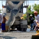 Semen Gresik Bangun Jalan Desa di Rembang